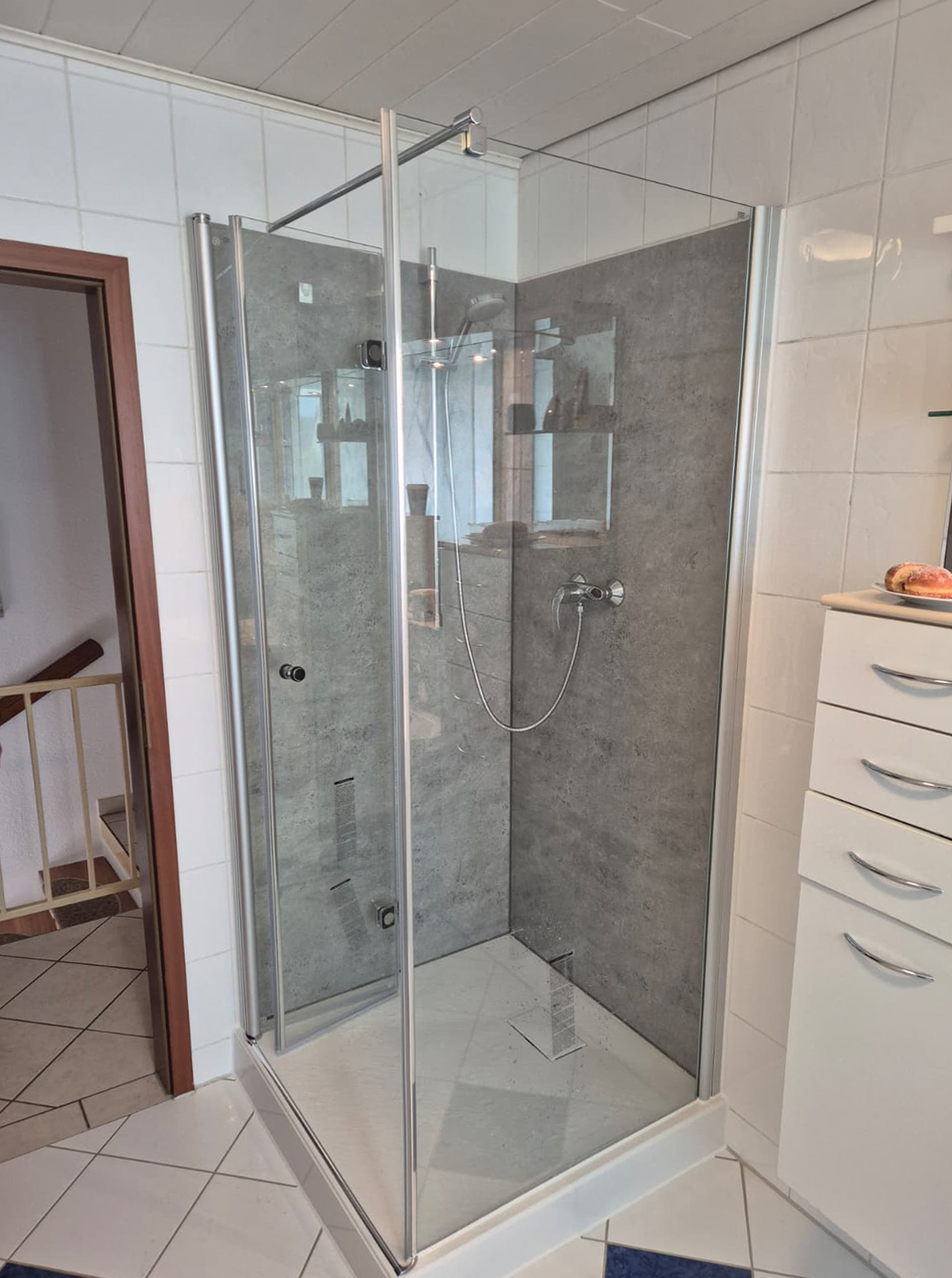 Bad nach dem Umbau - leicht begehbare Dusche